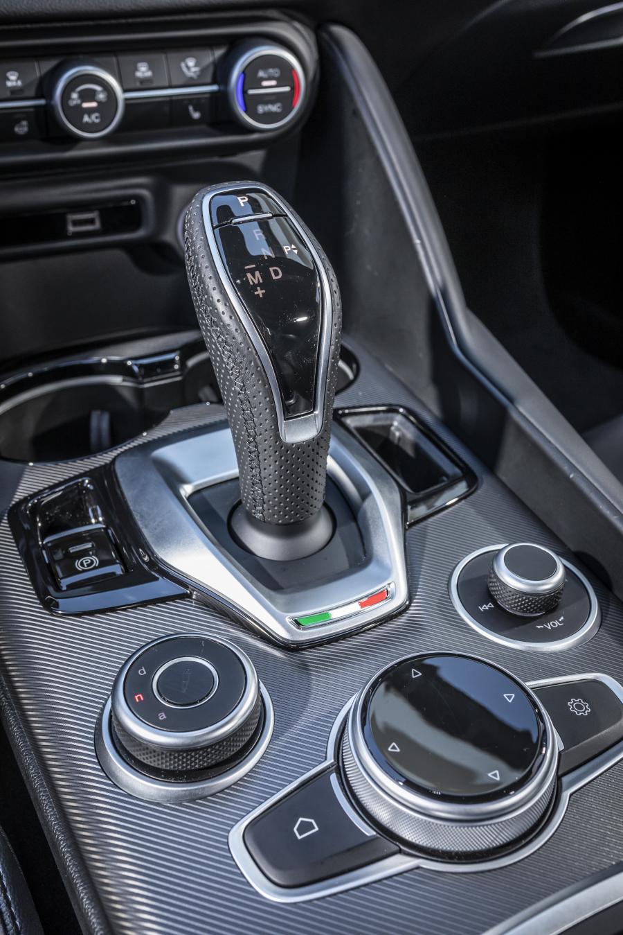 Детали интерьера Alfa Romeo Giulia Veloce Q2 (952) 2019 года  (фото 11 из 27)